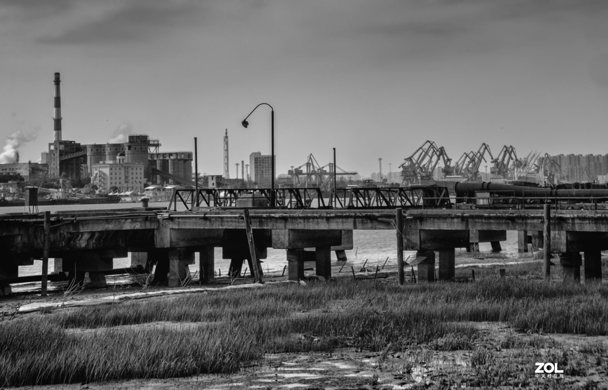 黄浦江边废弃的船码头