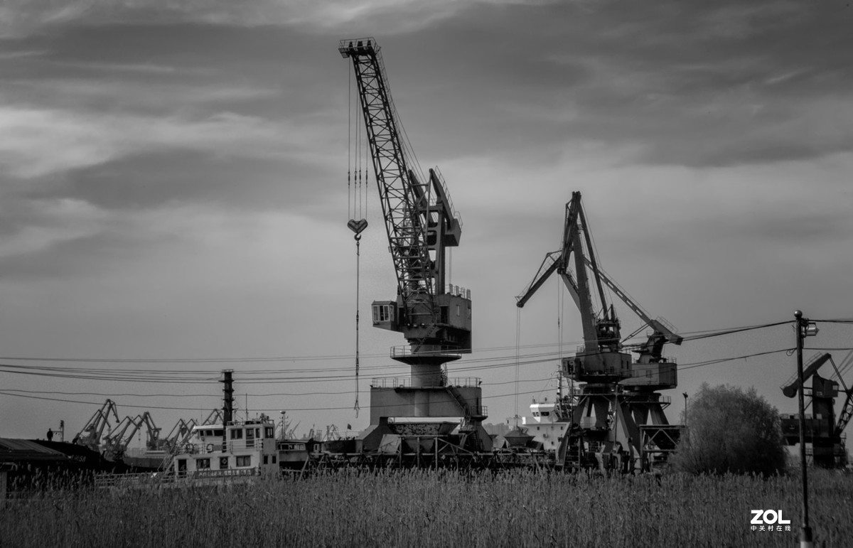 黄浦江边废弃的船码头