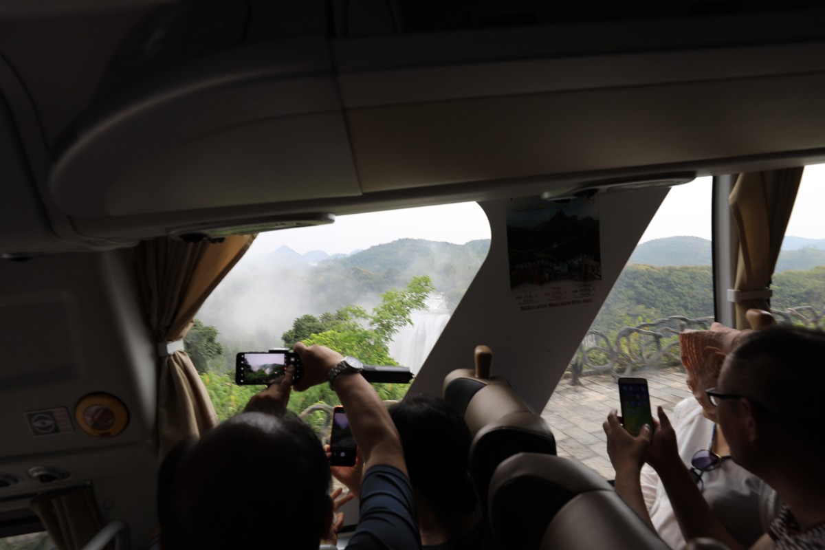 边走边拍路过黄果树瀑布上方