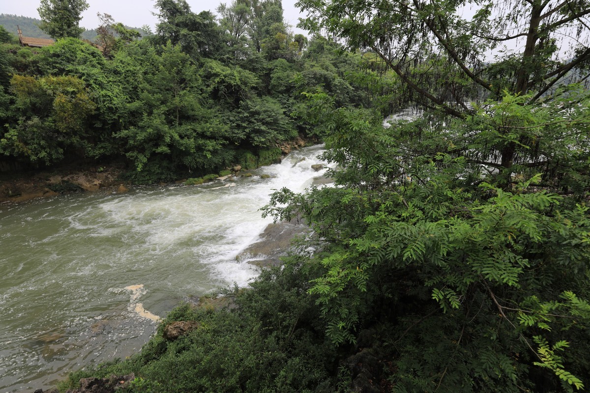 边走边拍路过黄果树瀑布上方