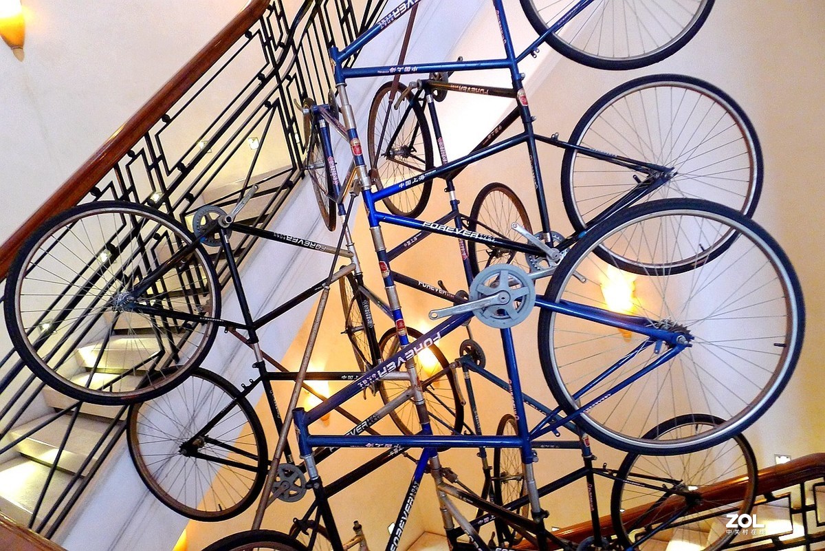 楼道里的自行车