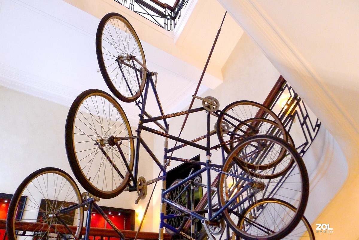 楼道里的自行车