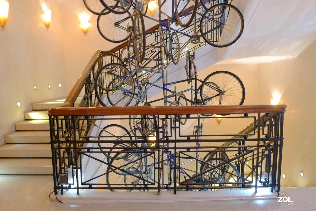 楼道里的自行车