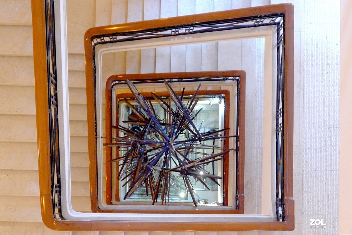 楼道里的自行车