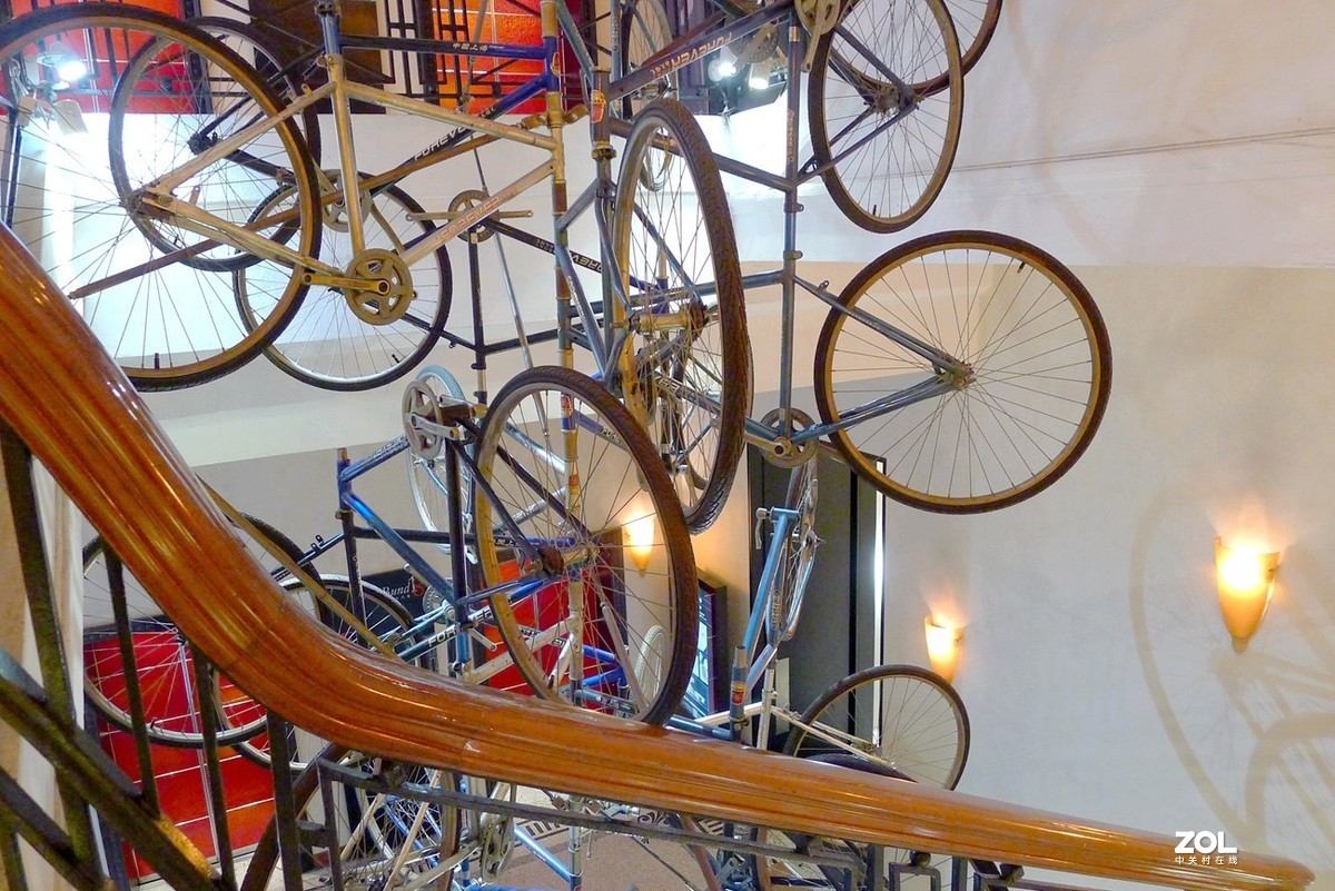 楼道里的自行车