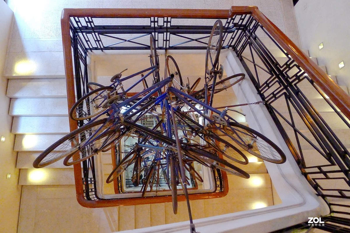 楼道里的自行车