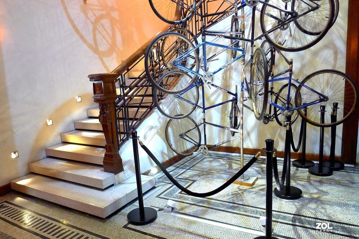 楼道里的自行车