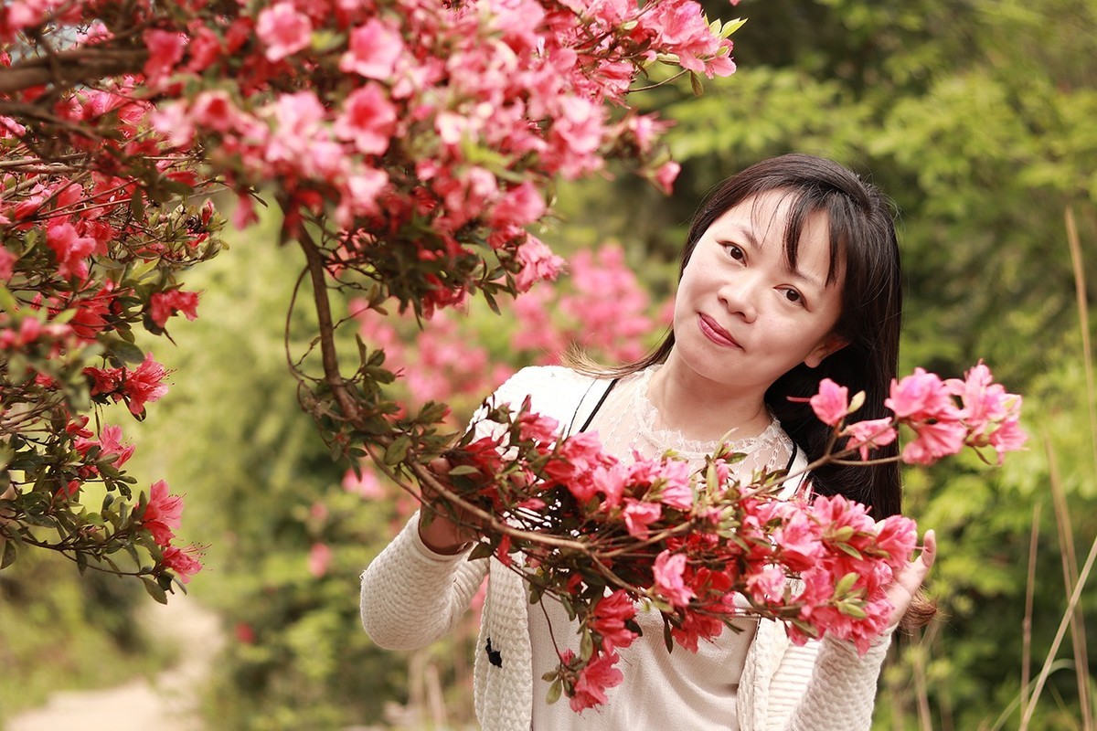 杜鹃花人像拍照图片