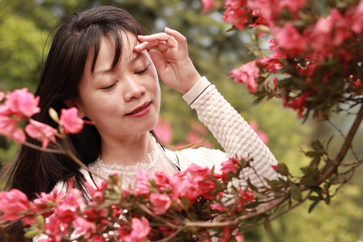 杜鹃花人像拍照图片