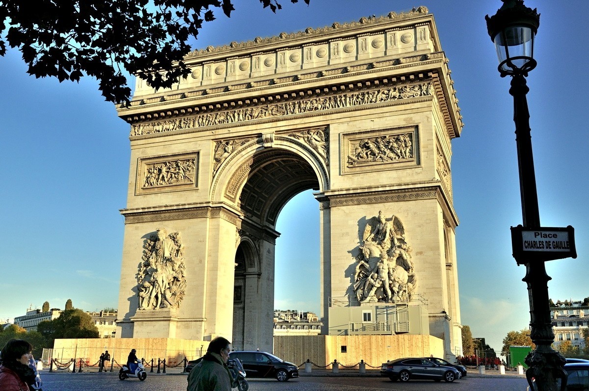 夕阳下的凯旋门