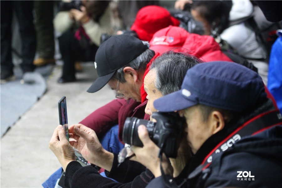 洛阳摄影家协会举办人像摄影公益大讲堂受到老百姓的欢迎