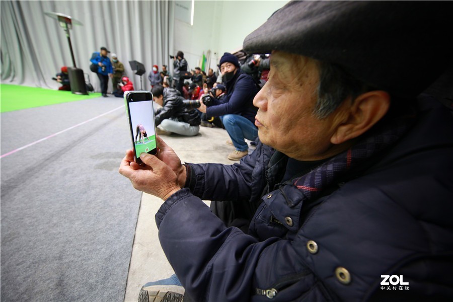洛阳摄影家协会举办人像摄影公益大讲堂受到老百姓的欢迎