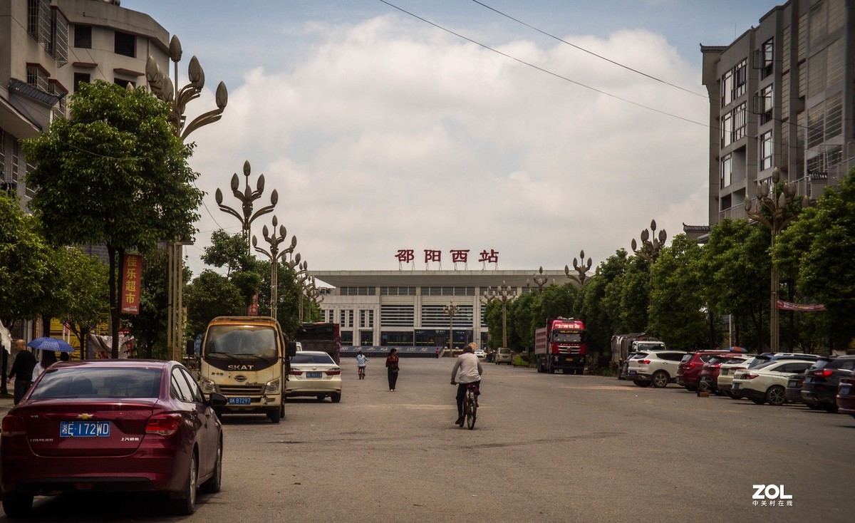 偶过邵阳西高铁站