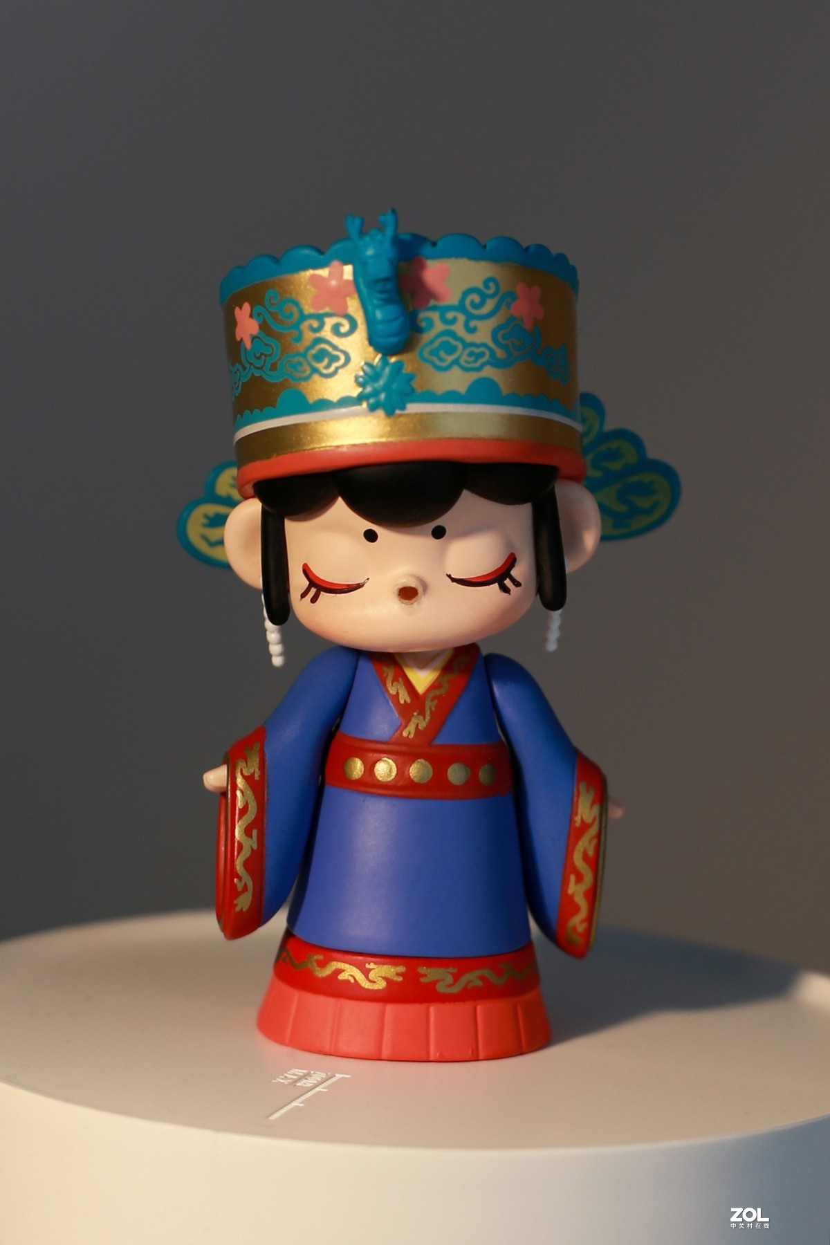 正月初五，下雨天没有外出，拿女儿手伴拍一下，使用台灯打光和三脚架，后期裁剪了