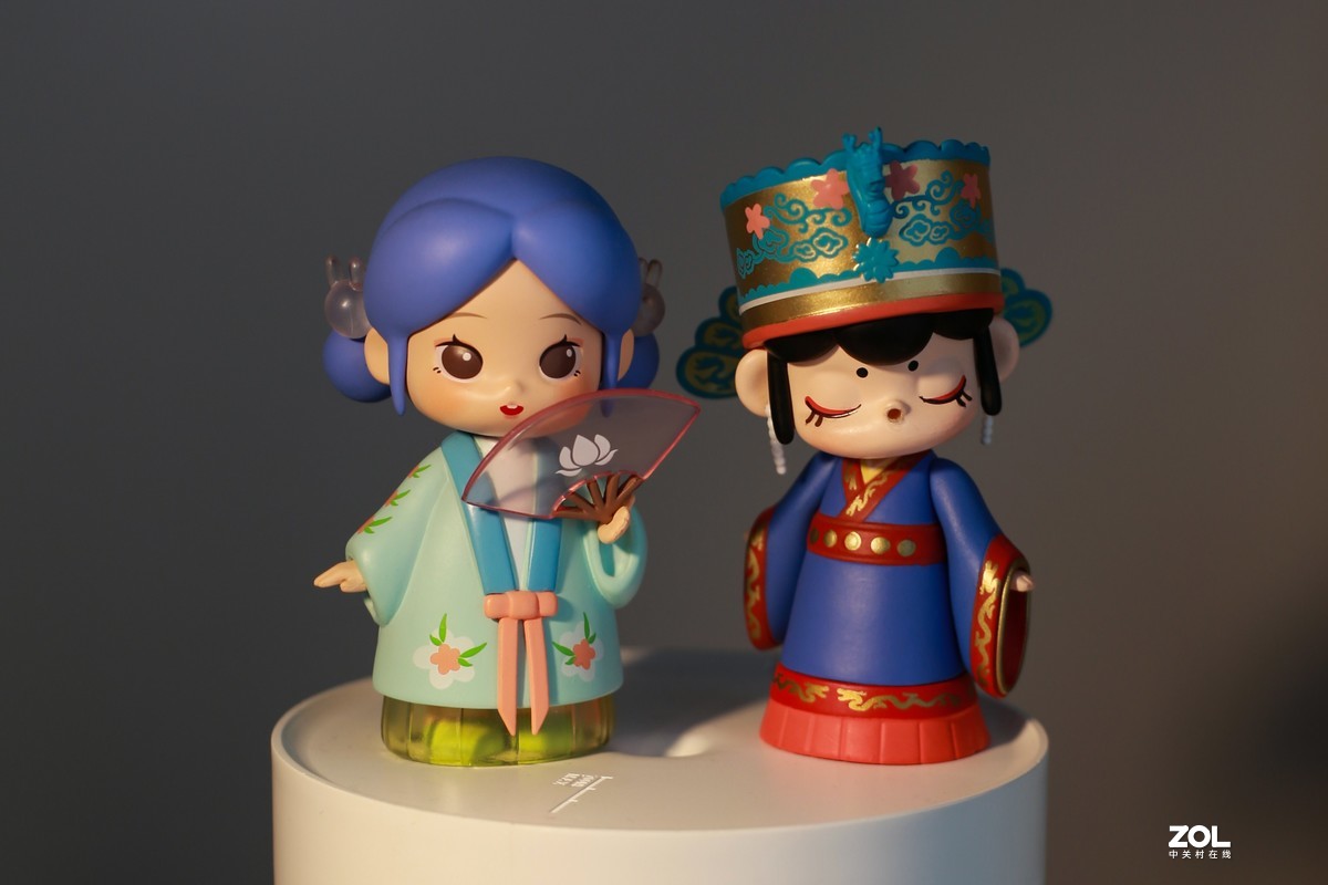 正月初五，下雨天没有外出，拿女儿手伴拍一下，使用台灯打光和三脚架，后期裁剪了