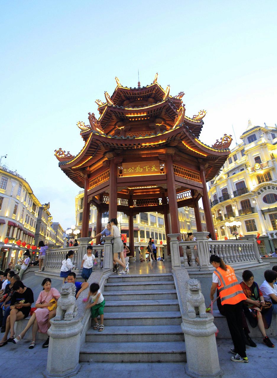 夜色里的广东汕头中山广场