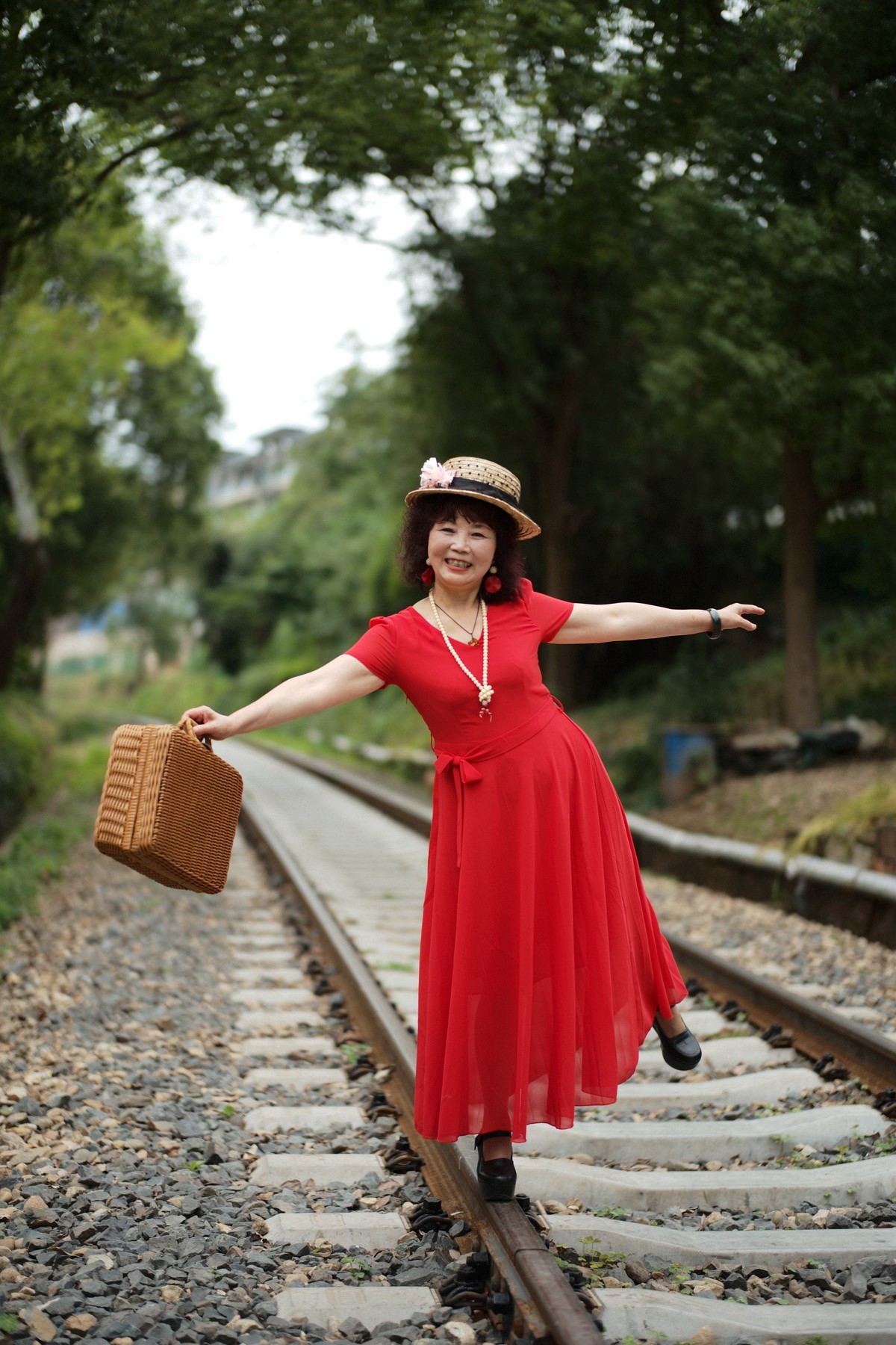 铁轨上的舞蹈（原片直出）