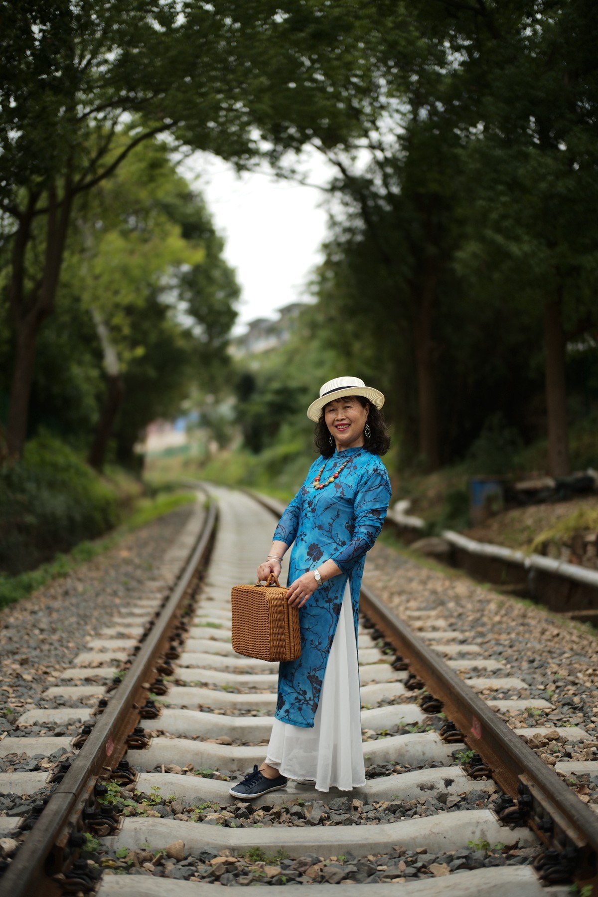 铁轨上的舞蹈（原片直出）