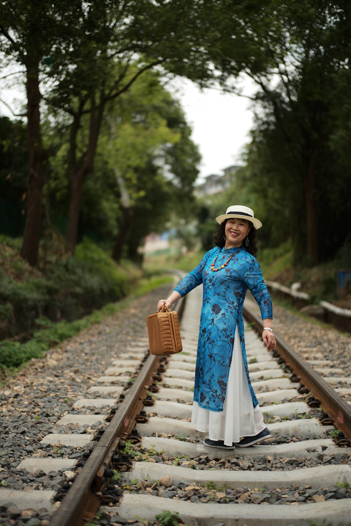 铁轨上的舞蹈（原片直出）