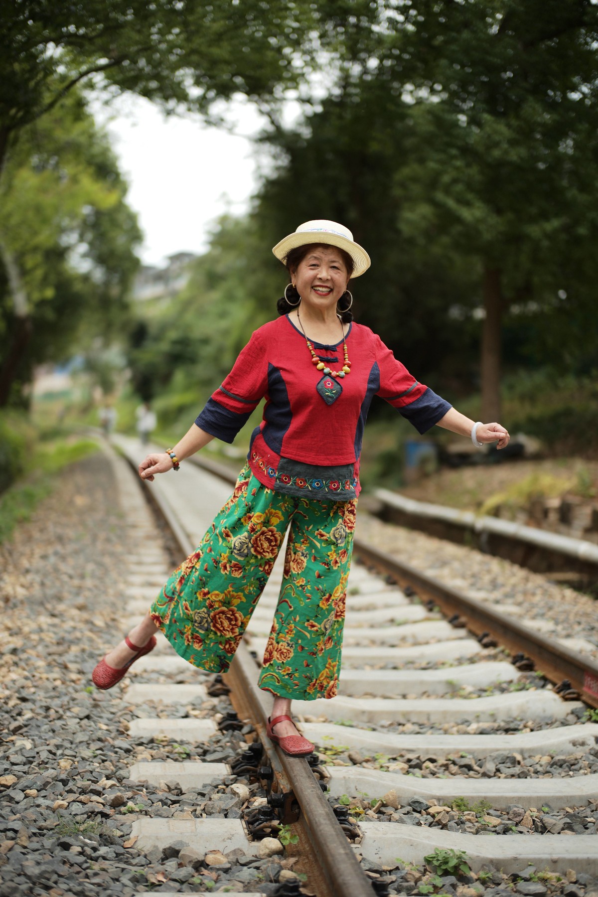 铁轨上的舞蹈（原片直出）