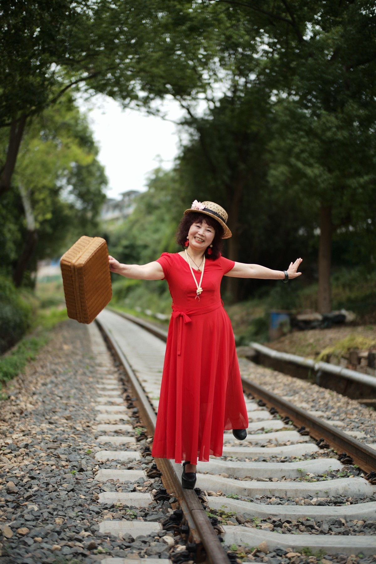 铁轨上的舞蹈（原片直出）