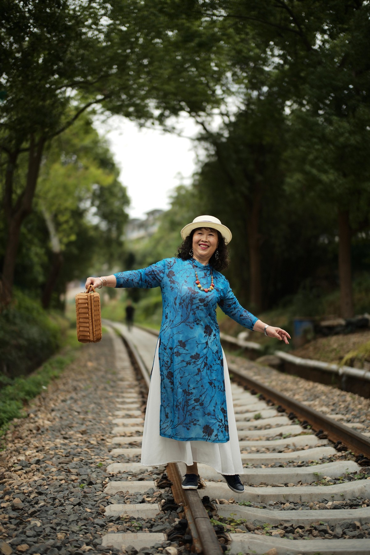 铁轨上的舞蹈（原片直出）