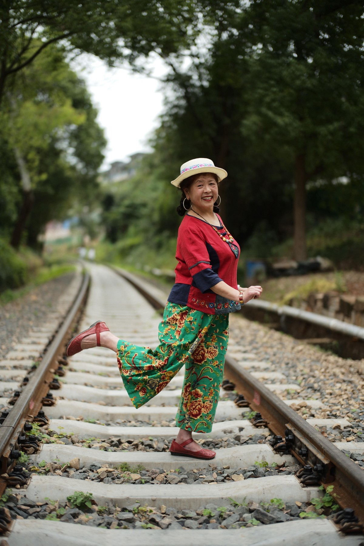 铁轨上的舞蹈（原片直出）