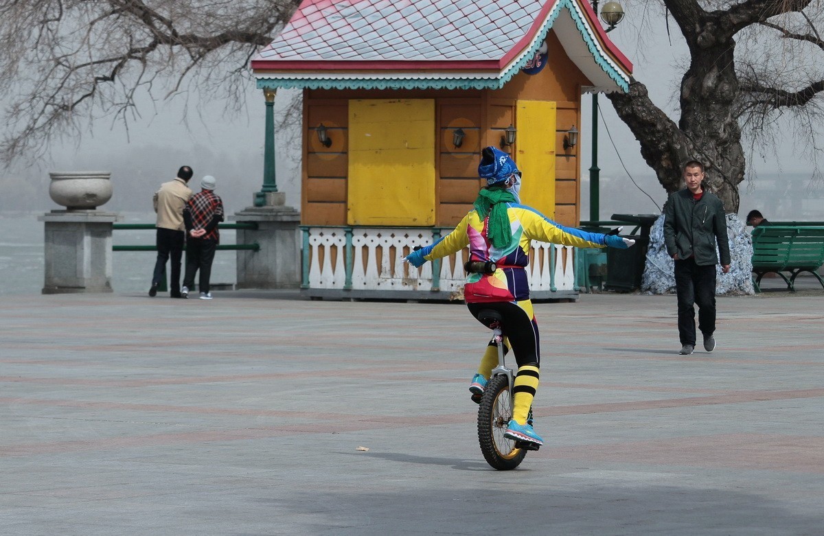 雾霾下的独轮车健身娱乐中心