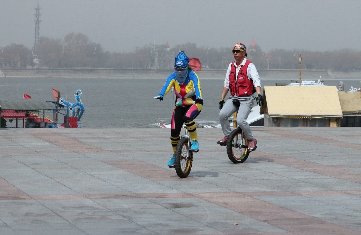 雾霾下的独轮车健身娱乐中心