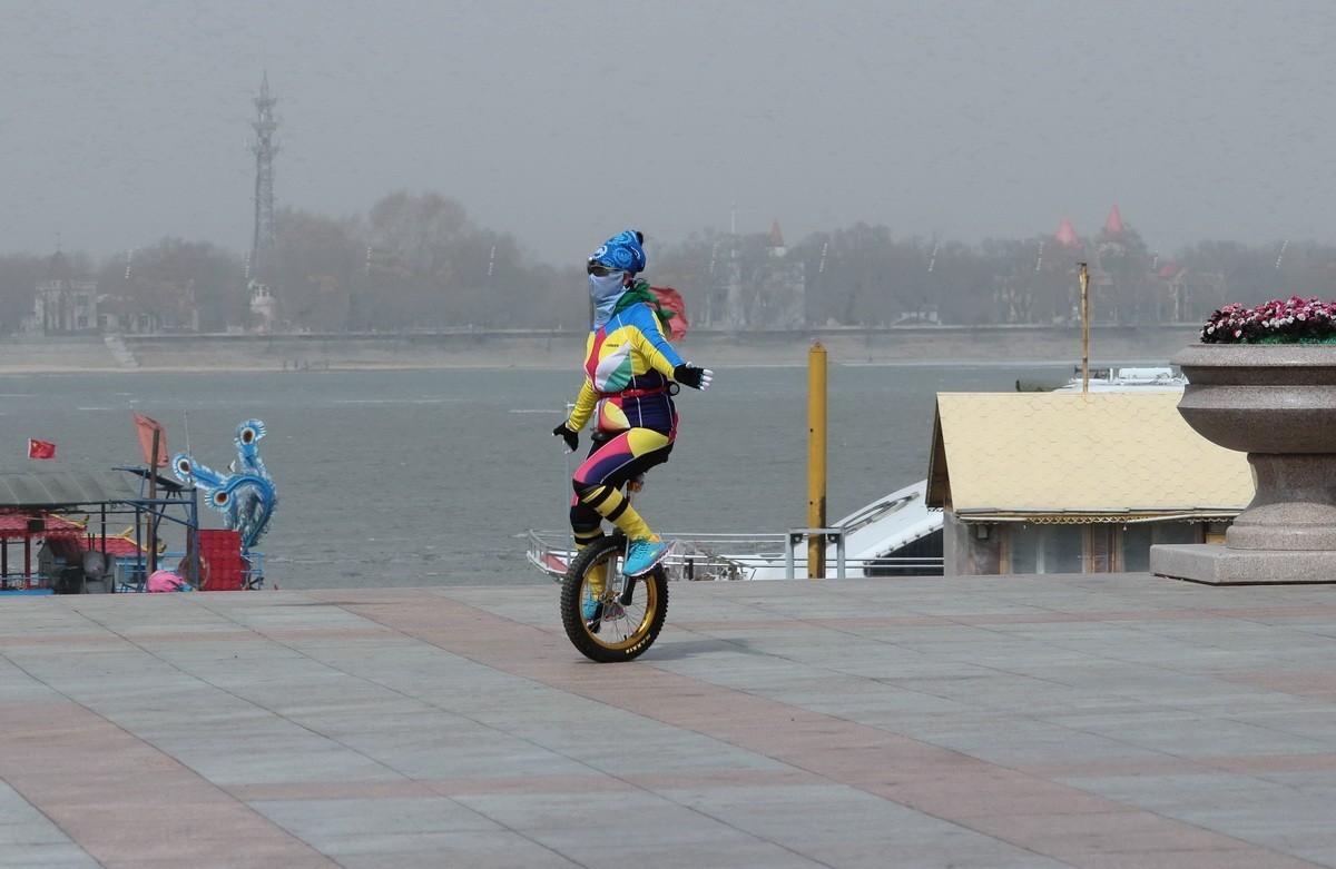 雾霾下的独轮车健身娱乐中心