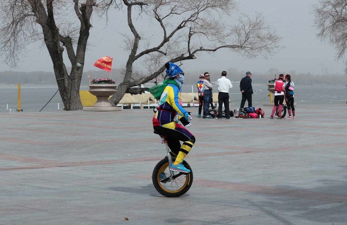 雾霾下的独轮车健身娱乐中心