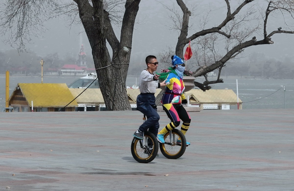 雾霾下的独轮车健身娱乐中心