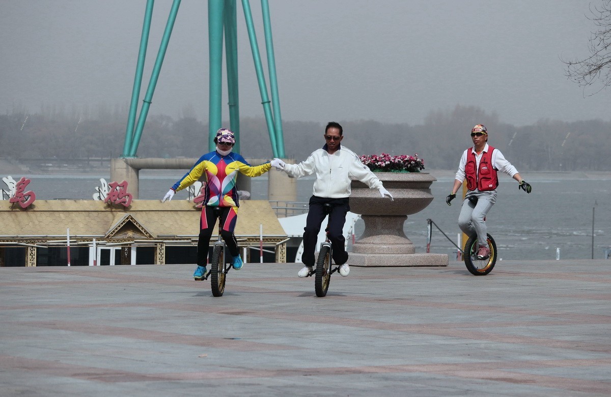 雾霾下的独轮车健身娱乐中心