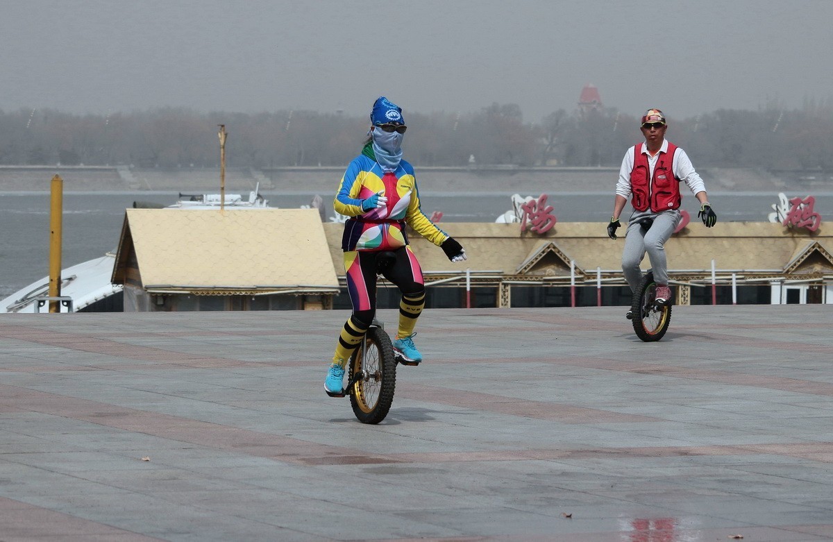 雾霾下的独轮车健身娱乐中心