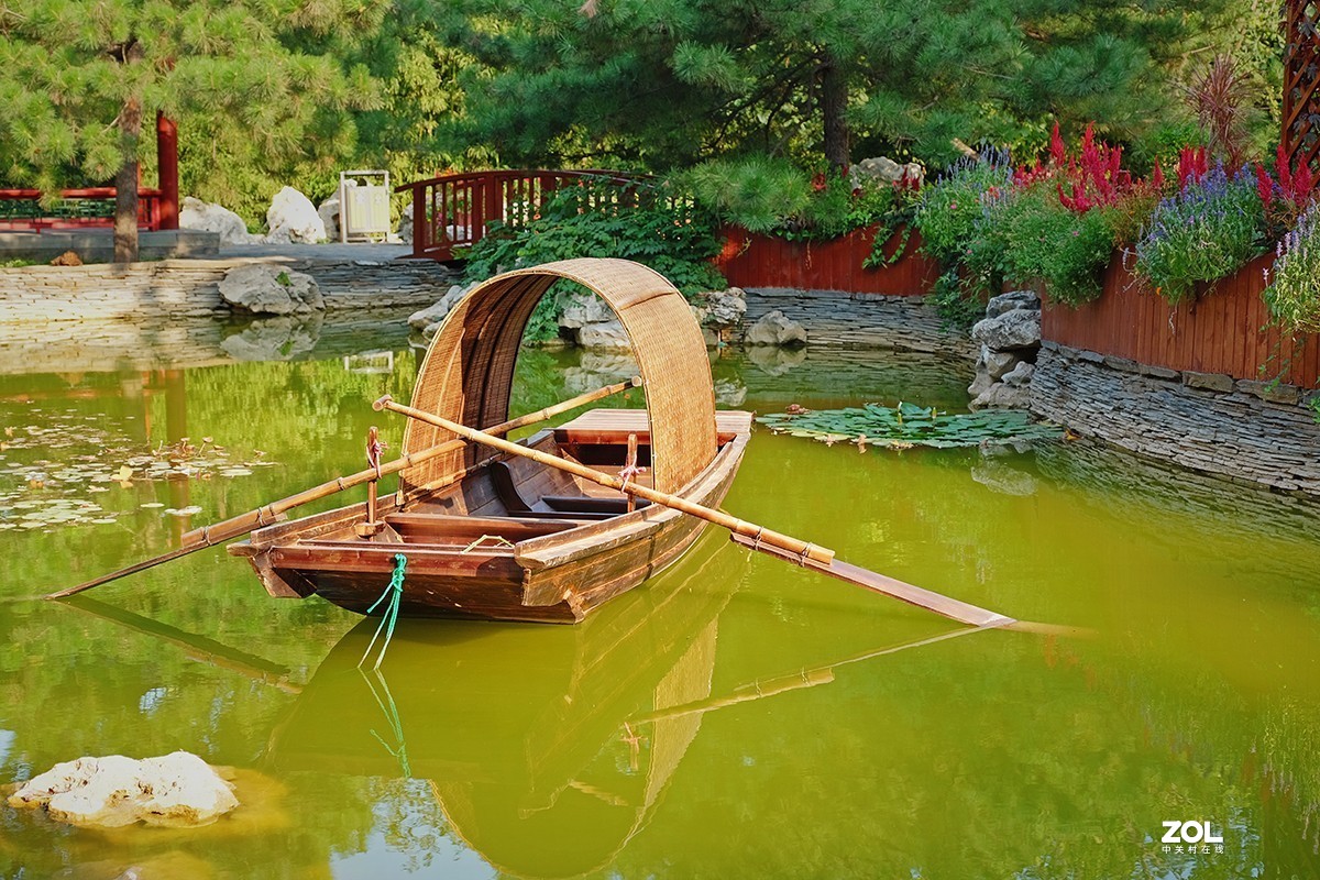 小公园中的一只小船