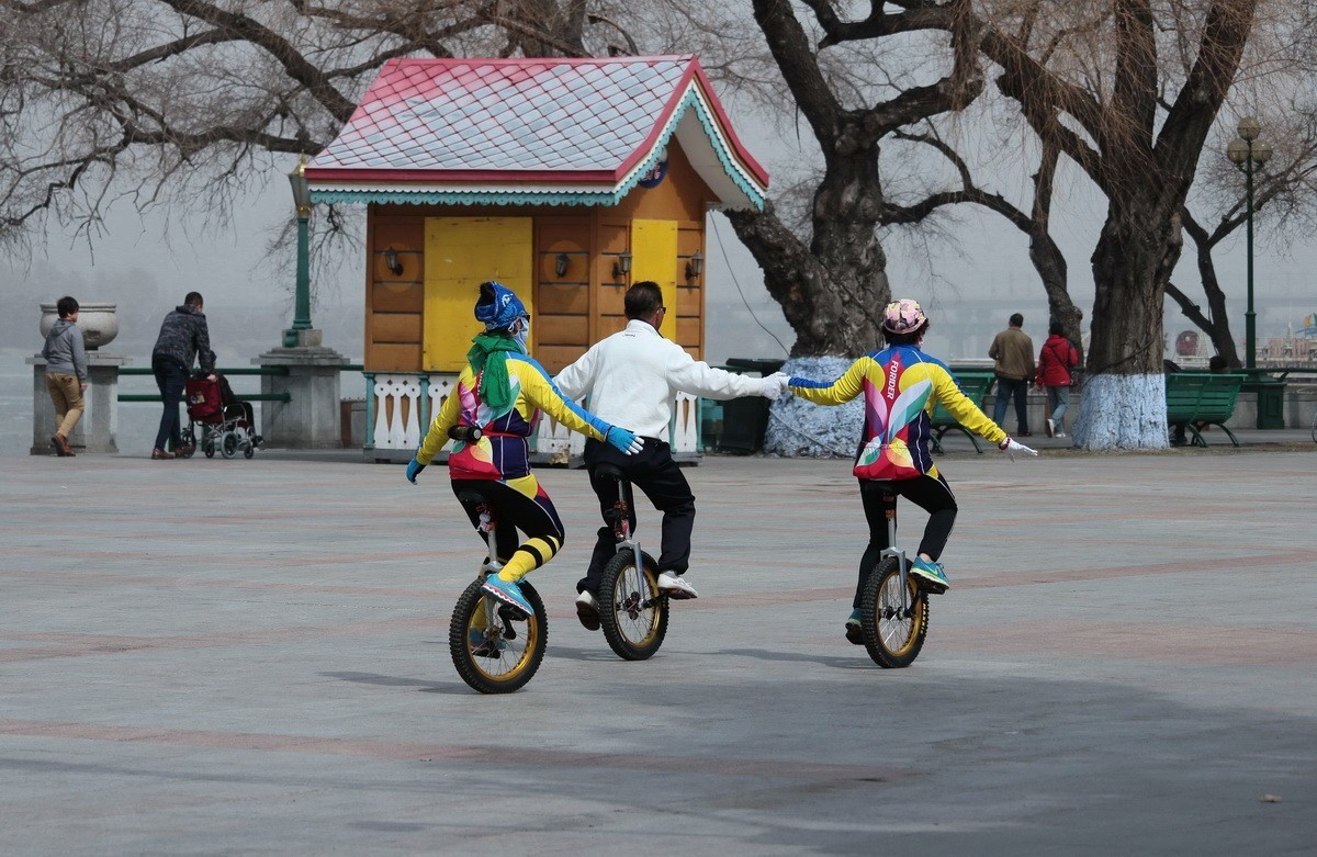雾霾下的独轮车健身娱乐中心