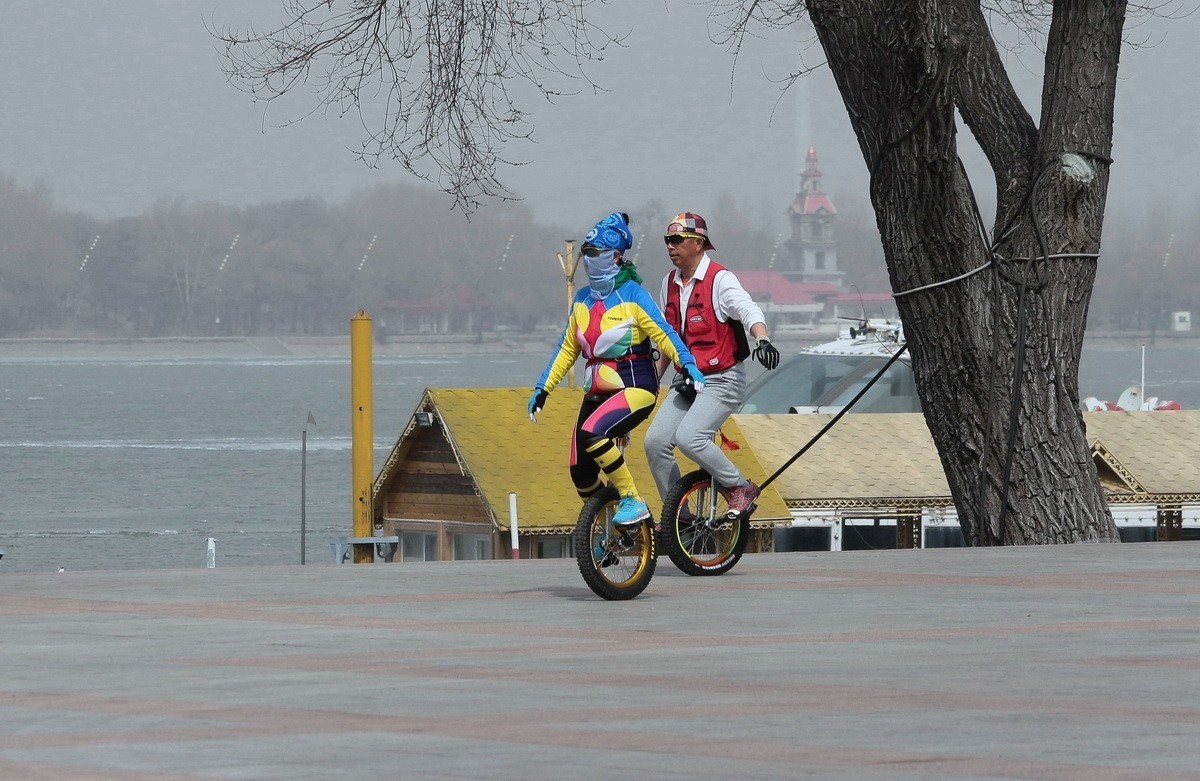 雾霾下的独轮车健身娱乐中心