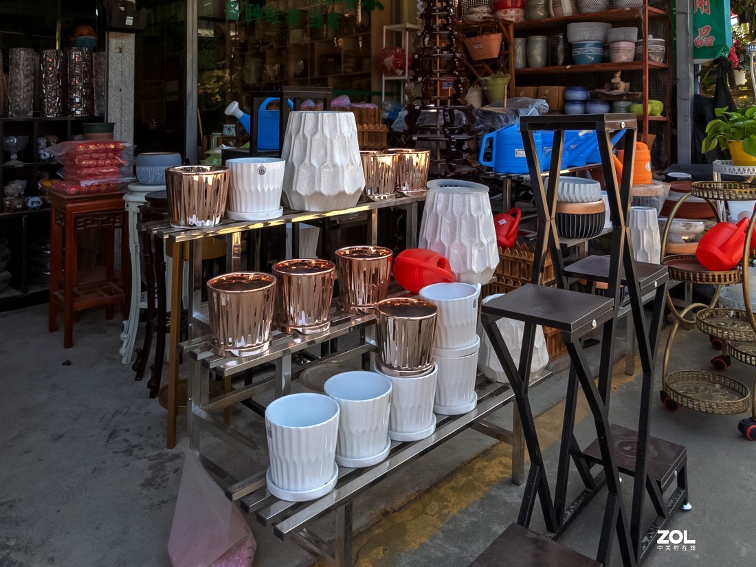 人家摆放得密密匝匝