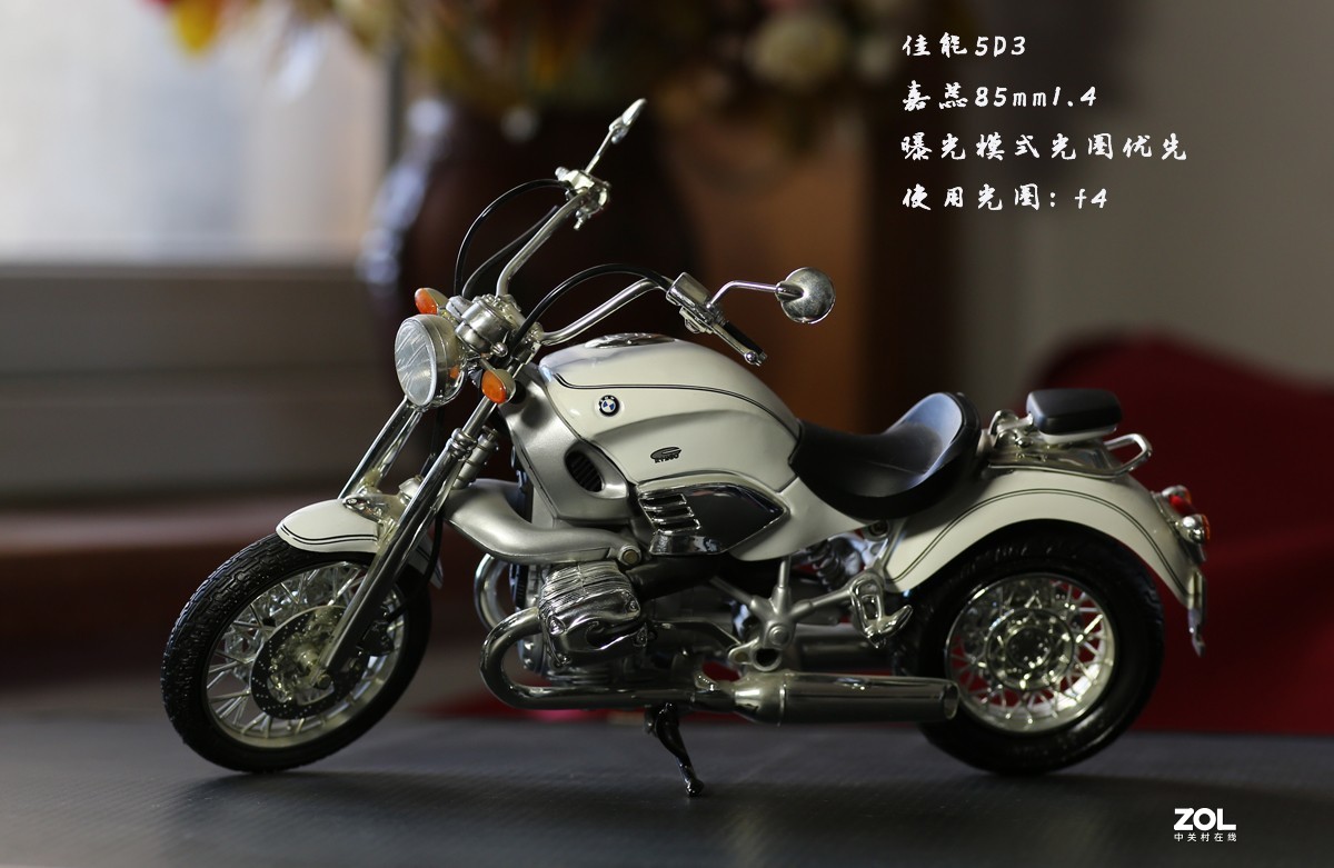 佳能70-200F4和嘉蕊85 f4都用光圈4r的话背景虚化一样吗？