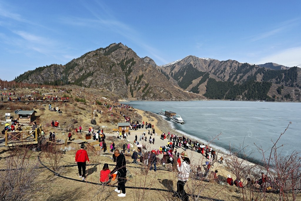 新疆4月天山天池