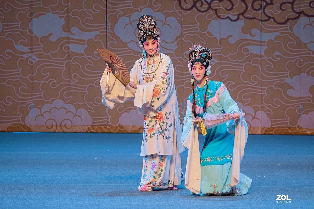 京剧《春草闯堂》