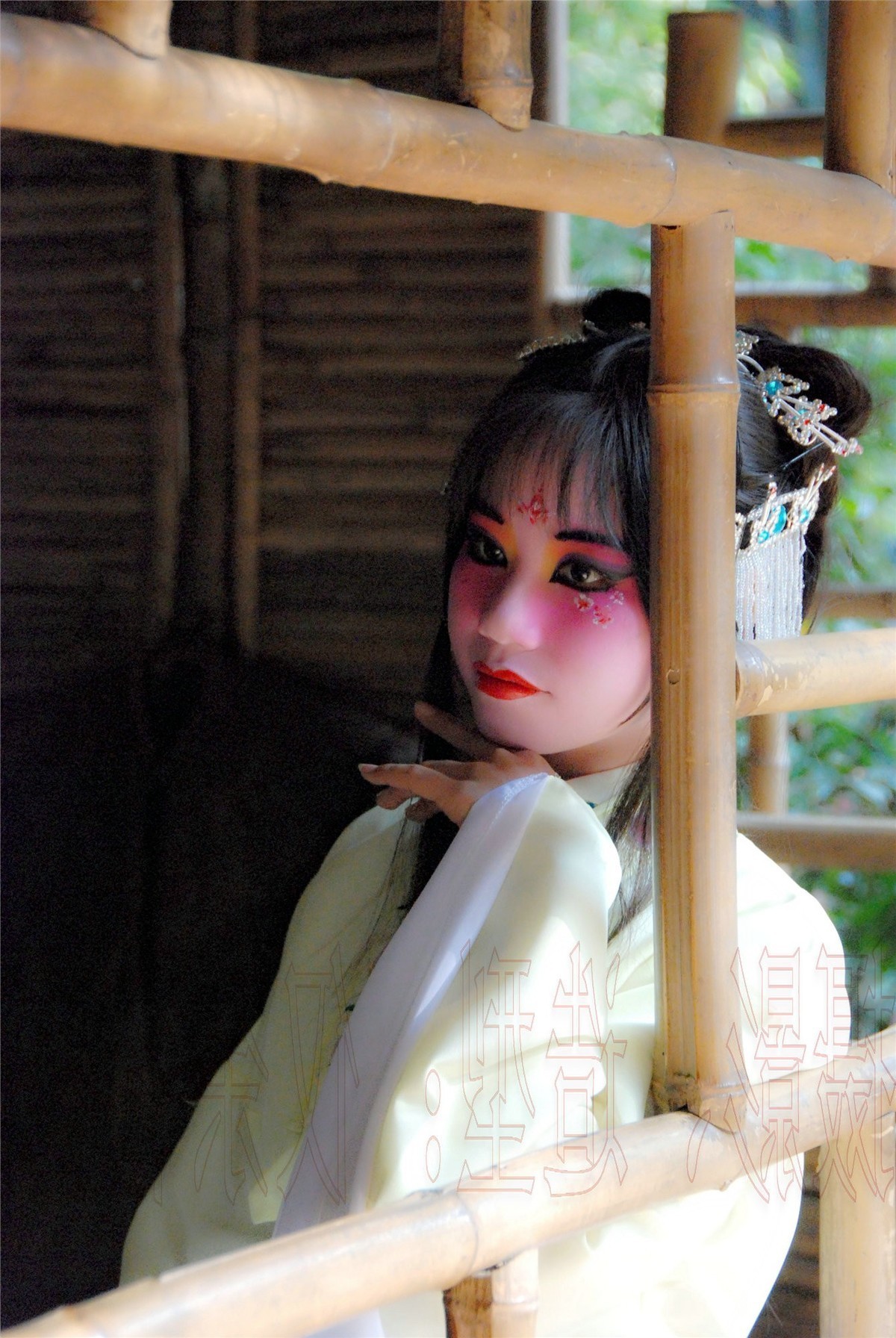 几个戏曲妆的姑娘