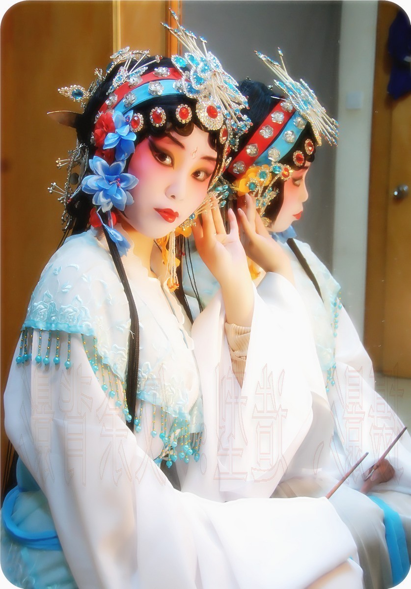 几个戏曲妆的姑娘