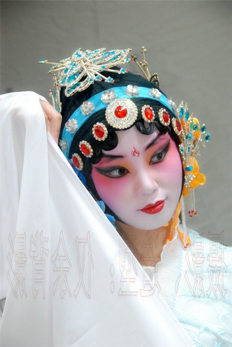 几个戏曲妆的姑娘