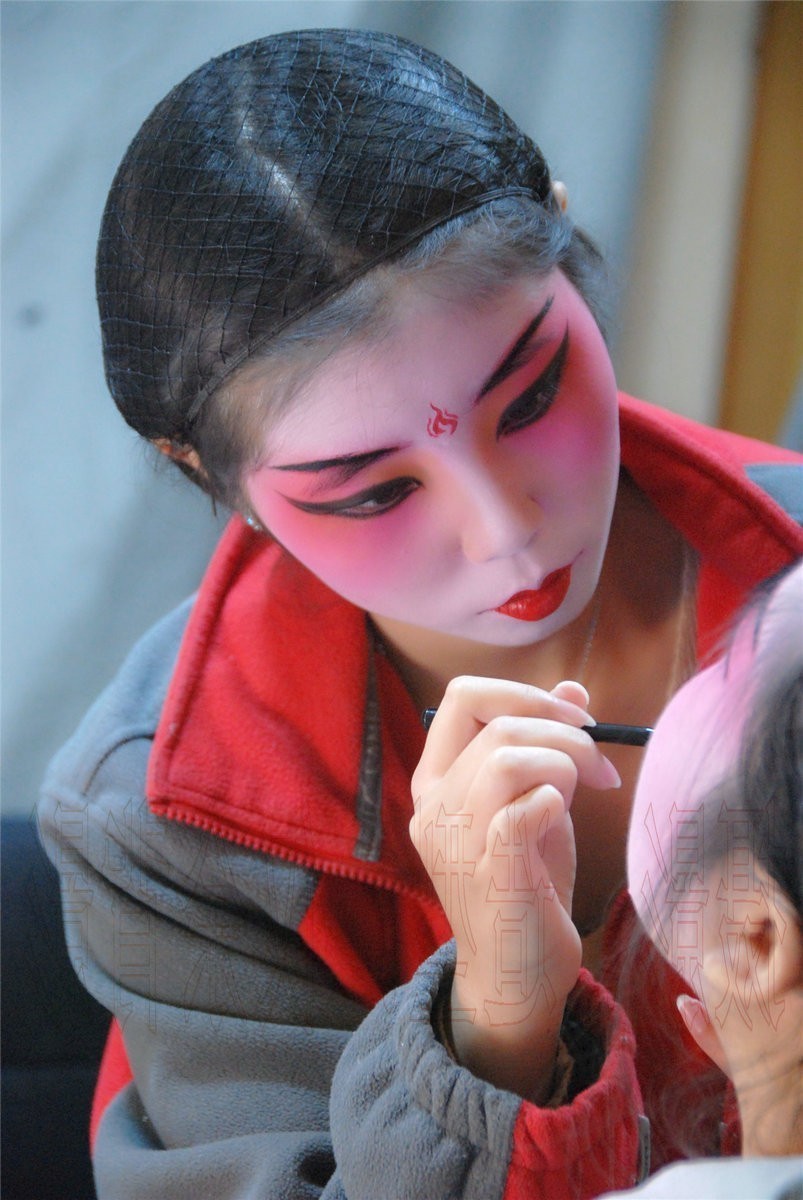 几个戏曲妆的姑娘