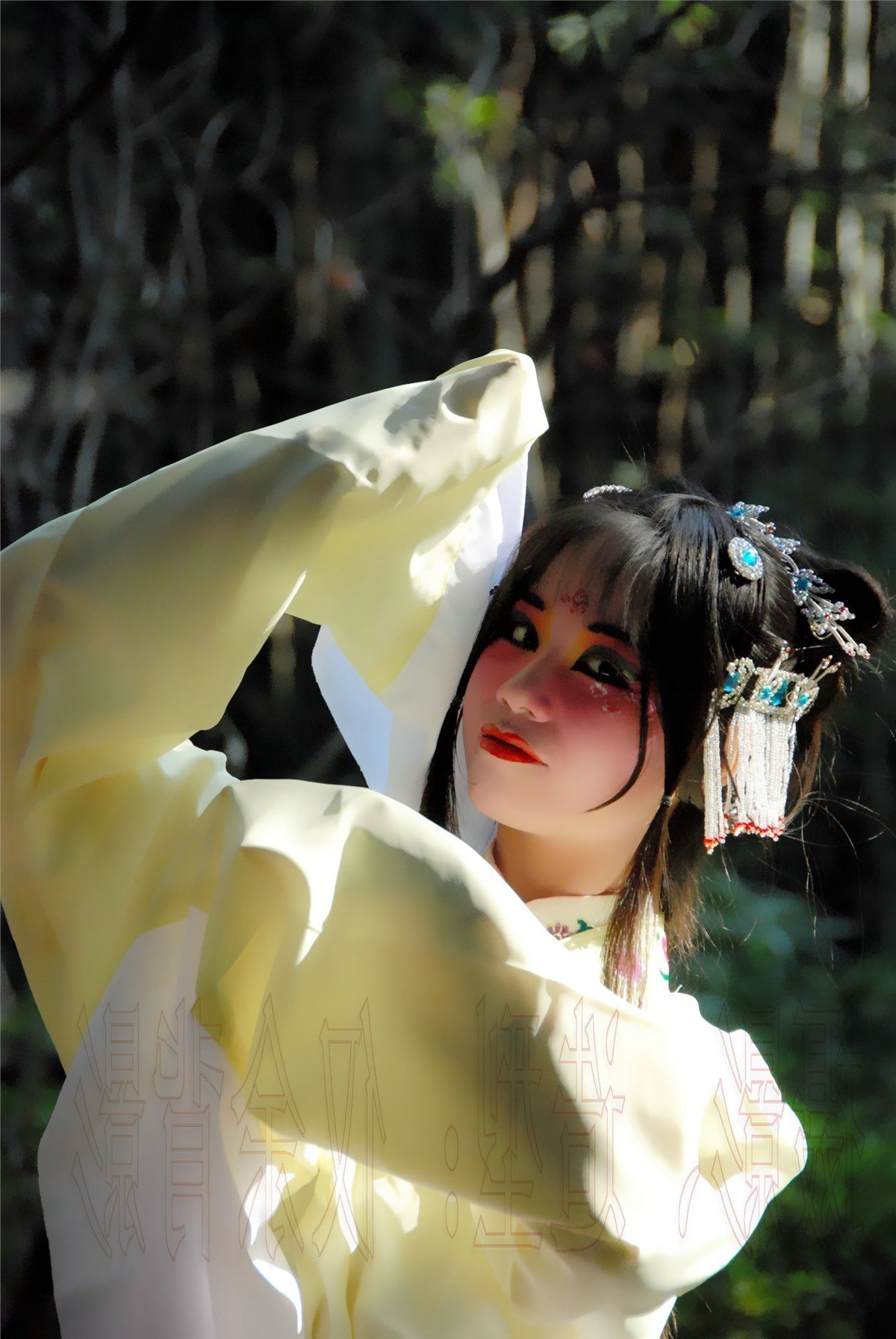 几个戏曲妆的姑娘