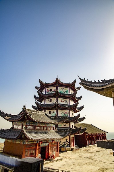 世界莲花藏  行人香火缘  灯王照不尽  中夜寂相传  鳌山卫东金山庙