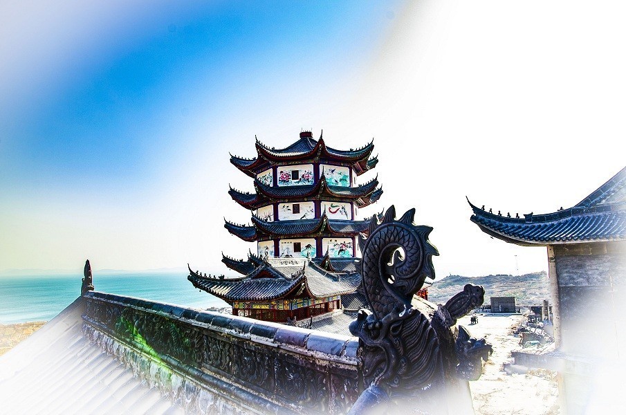 世界莲花藏  行人香火缘  灯王照不尽  中夜寂相传  鳌山卫东金山庙