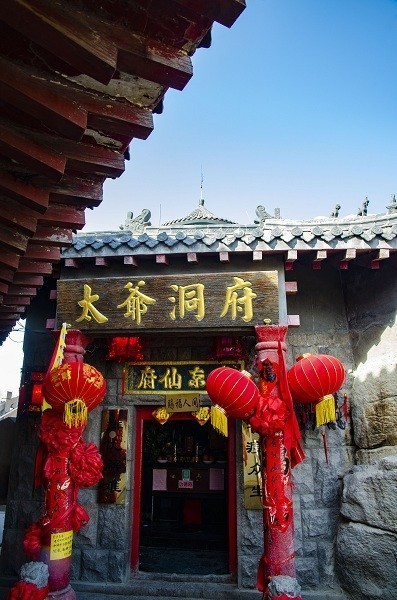 世界莲花藏  行人香火缘  灯王照不尽  中夜寂相传  鳌山卫东金山庙