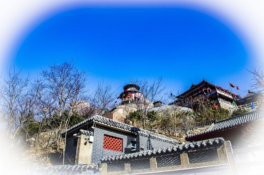 世界莲花藏  行人香火缘  灯王照不尽  中夜寂相传  鳌山卫东金山庙